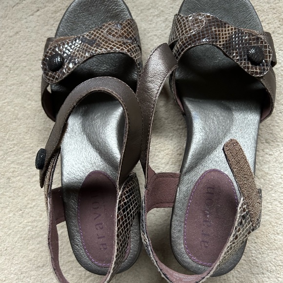 Aravon shoes by New Balance. Snakeskin pattern adjustable toe and ankle strap - Picture 2 of 6